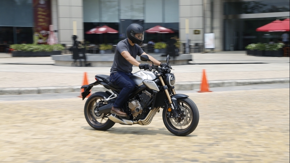 Trải nghiệm xe phân khối lớn Honda CB650R giá 245 triệu đồng