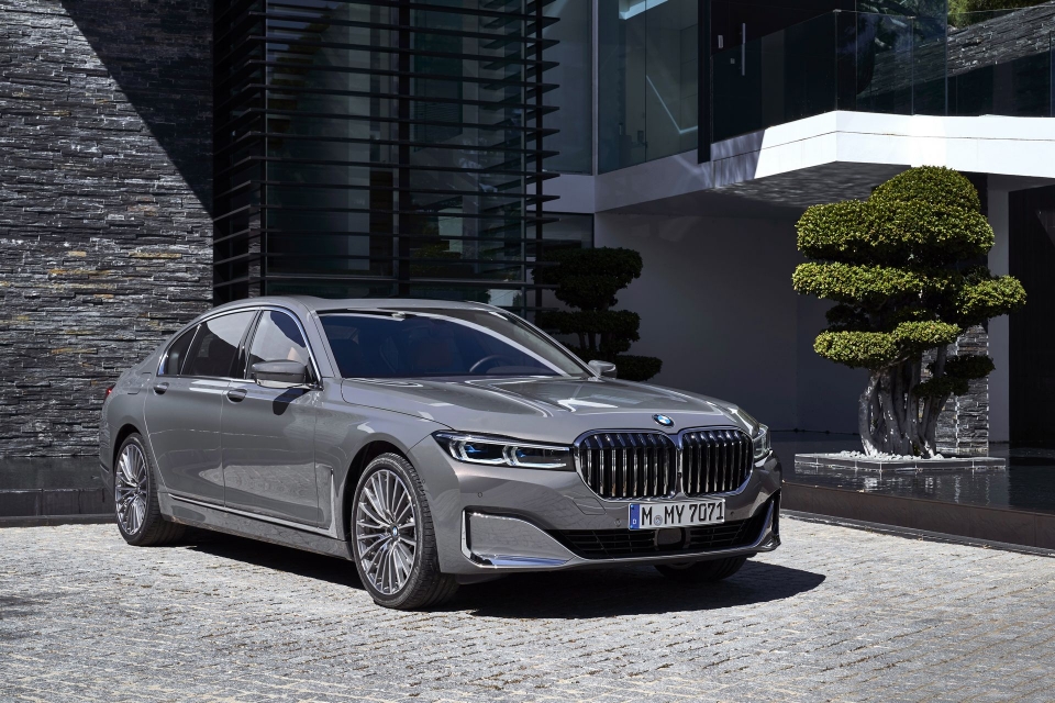 bmw van su dung dong co v12 cho den nam 2023
