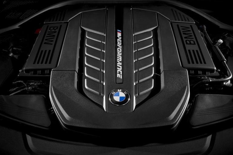bmw van su dung dong co v12 cho den nam 2023
