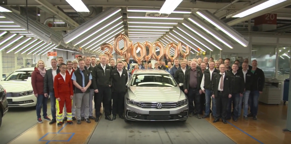 Volkswagen Passat thứ 30 triệu xuất xưởng volkswagen xuat xuong chiec passat thu 30 trieu
