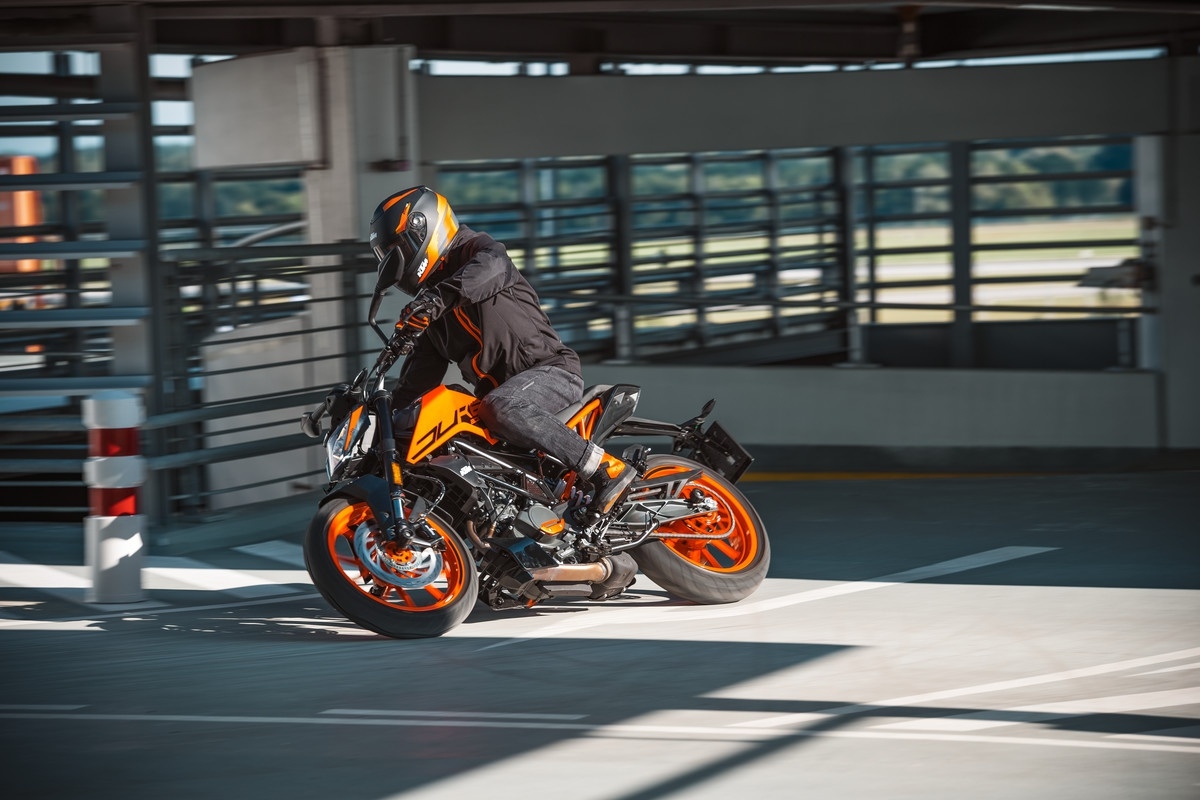 KTM 200 Duke 2021 ra mắt tại Malaysia, chuẩn bị về Việt Nam KTM 200 Duke 2021 ra mắt tại Malaysia, chuẩn bị về Việt Nam