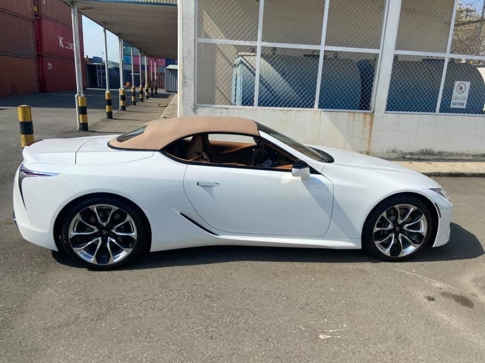 Xe thể thao Lexus LC 500 mui trần về Việt Nam với giá hơn 10 tỷ đồng Xe thể thao Lexus LC 500 mui trần về Việt Nam với giá hơn 10 tỷ đồng