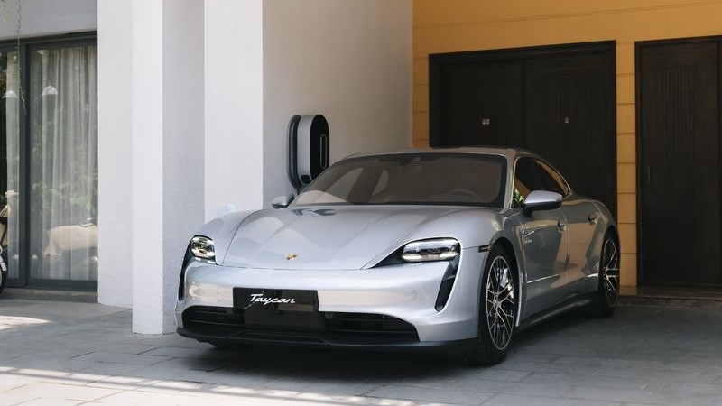 Người dùng phản ánh Porsche Taycan mất điện khi vận hành