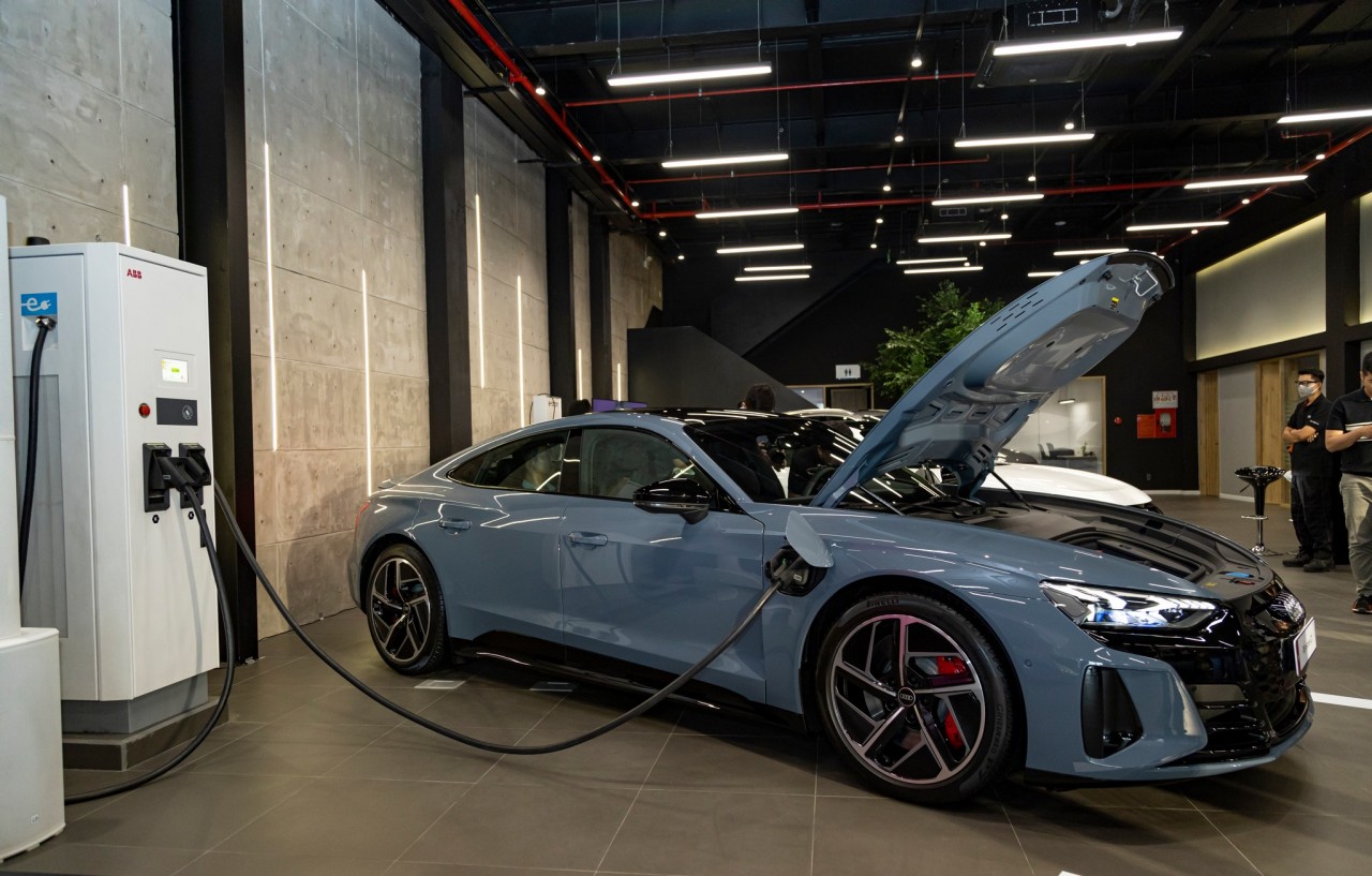 Cận cảnh xe thể thao điện Audi RS e-tron GT, giá 5,9 tỷ đồng