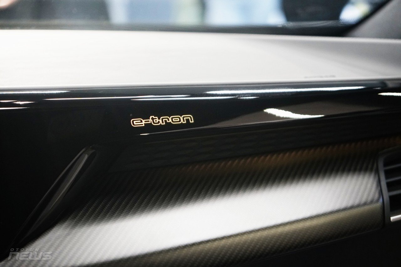 Cận cảnh xe thể thao điện Audi RS e tron GT, giá 5,9 tỷ đồng