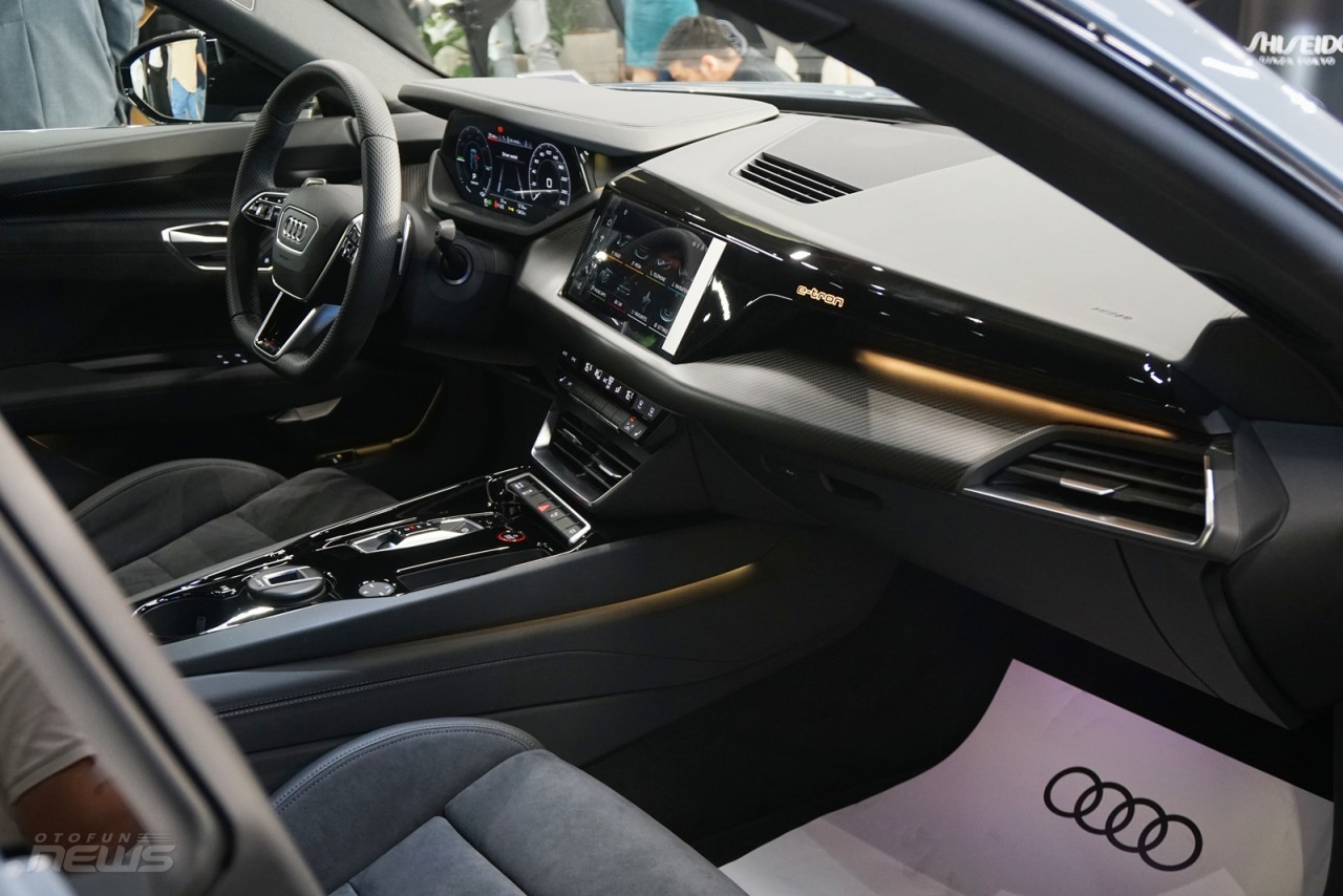 Cận cảnh xe thể thao điện Audi RS e tron GT, giá 5,9 tỷ đồng