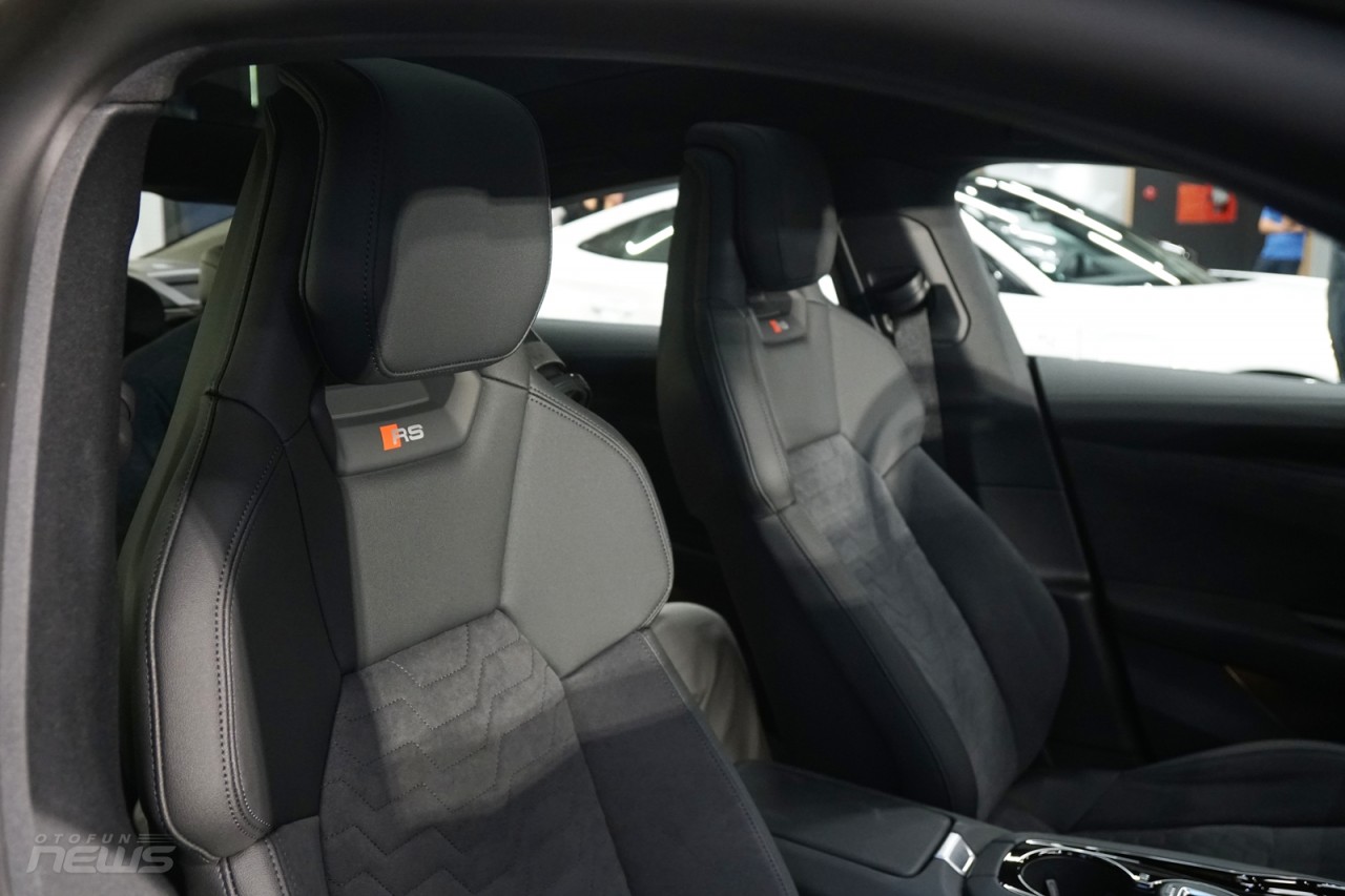 Cận cảnh xe thể thao thuần điện Audi RS e-tron GT, giá 5,9 tỷ đồng
