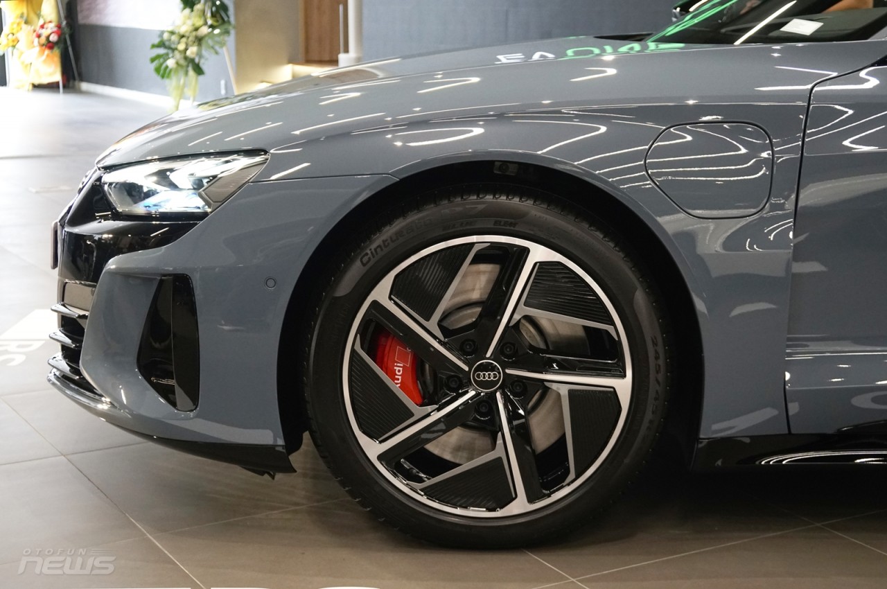 Cận cảnh xe thể thao điện Audi RS e-tron GT, giá 5,9 tỷ đồng