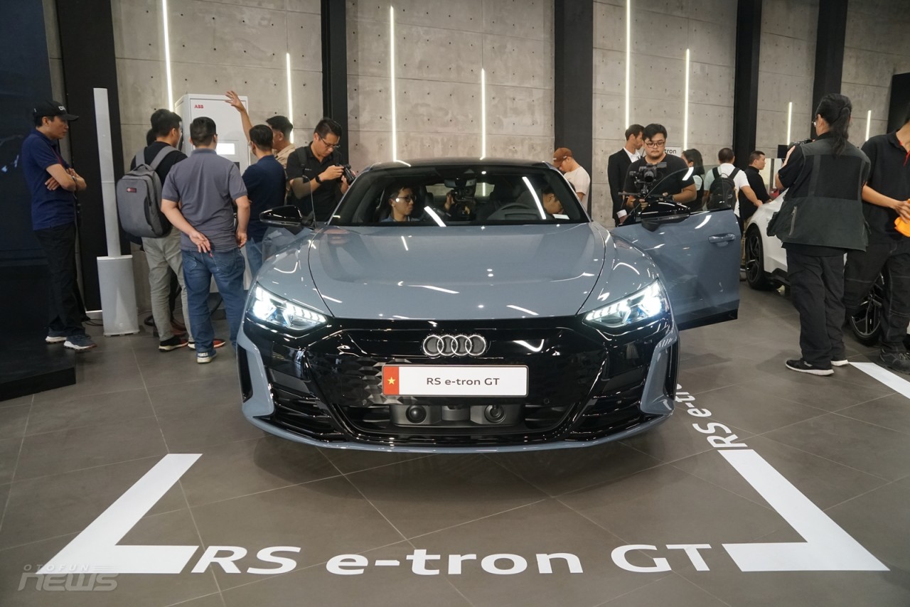 Cận cảnh xe thể thao điện Audi RS e tron GT, giá 5,9 tỷ đồng
