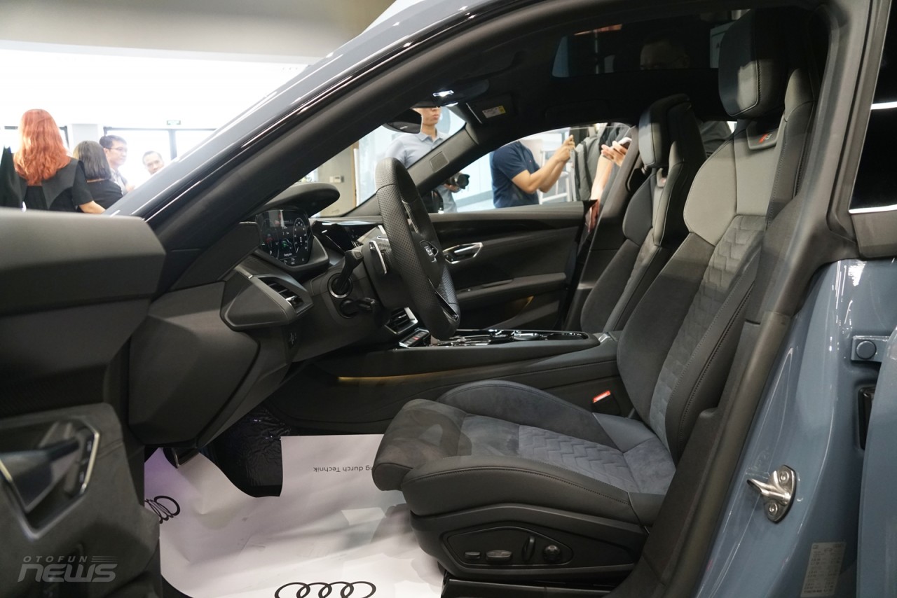 Cận cảnh xe thể thao thuần điện Audi RS e-tron GT, giá 5,9 tỷ đồng