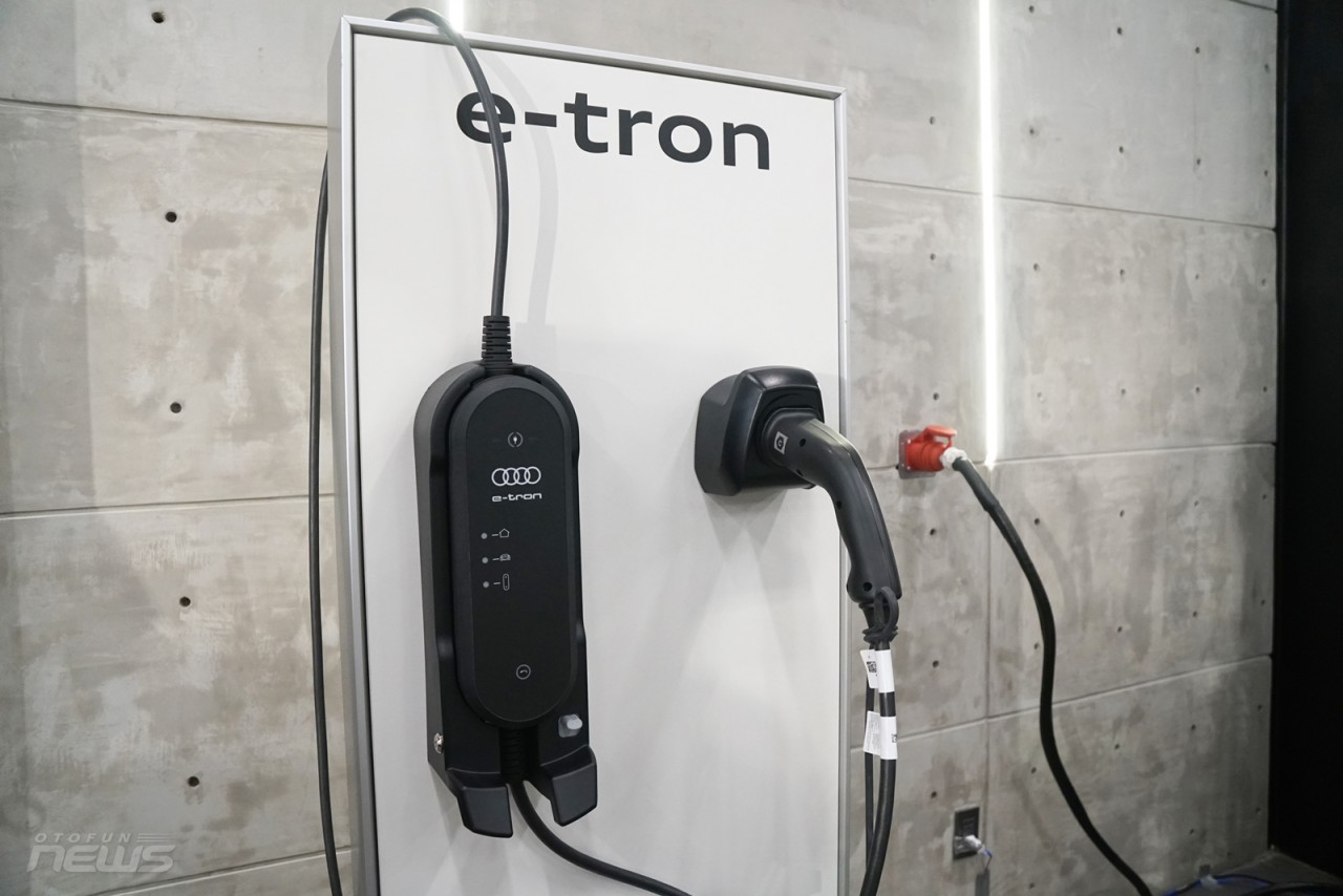 Cận cảnh xe thể thao điện Audi RS e tron GT, giá 5,9 tỷ đồng