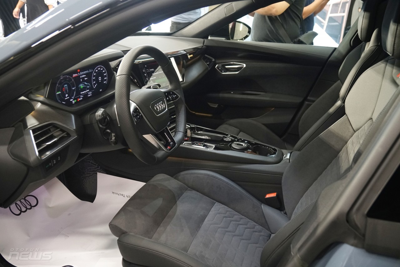Cận cảnh xe thể thao thuần điện Audi RS e-tron GT, giá 5,9 tỷ đồng