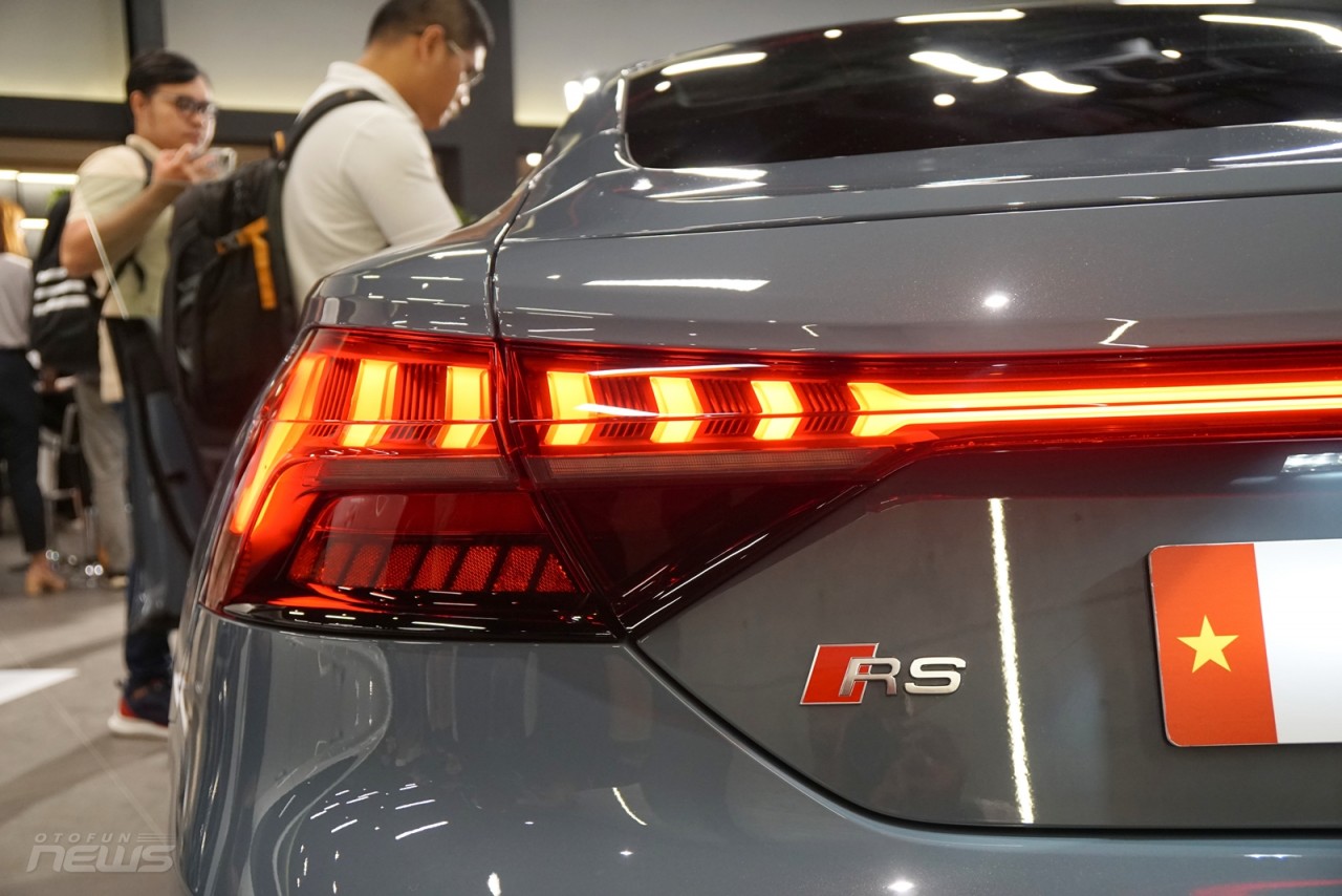 Cận cảnh xe thể thao thuần điện Audi RS e-tron GT, giá 5,9 tỷ đồng