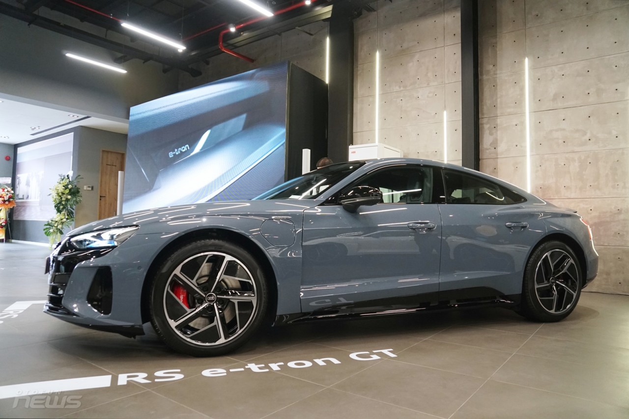 Cận cảnh xe thể thao điện Audi RS e-tron GT, giá 5,9 tỷ đồng