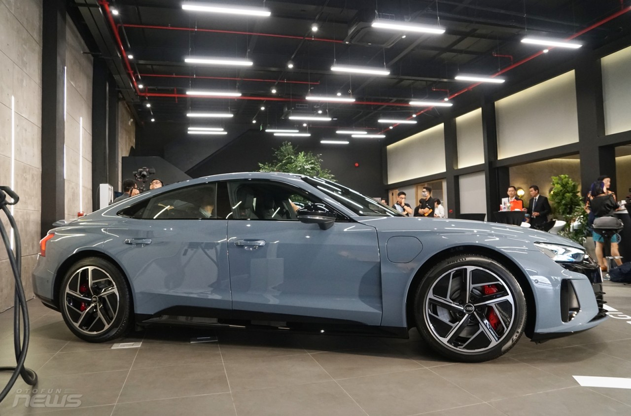 Cận cảnh xe thể thao điện Audi RS e-tron GT, giá 5,9 tỷ đồng