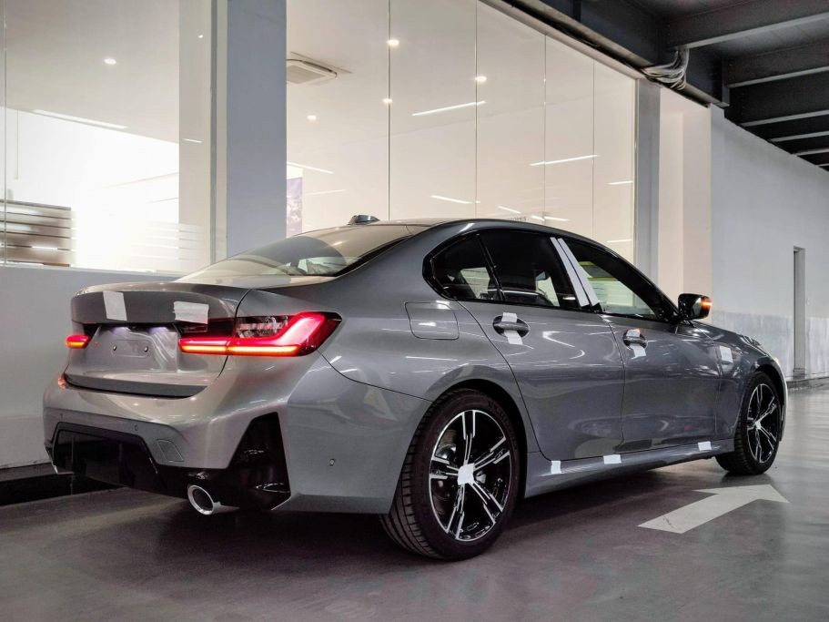 BMW 330i M Sport 2023 có mặt tại đại lý