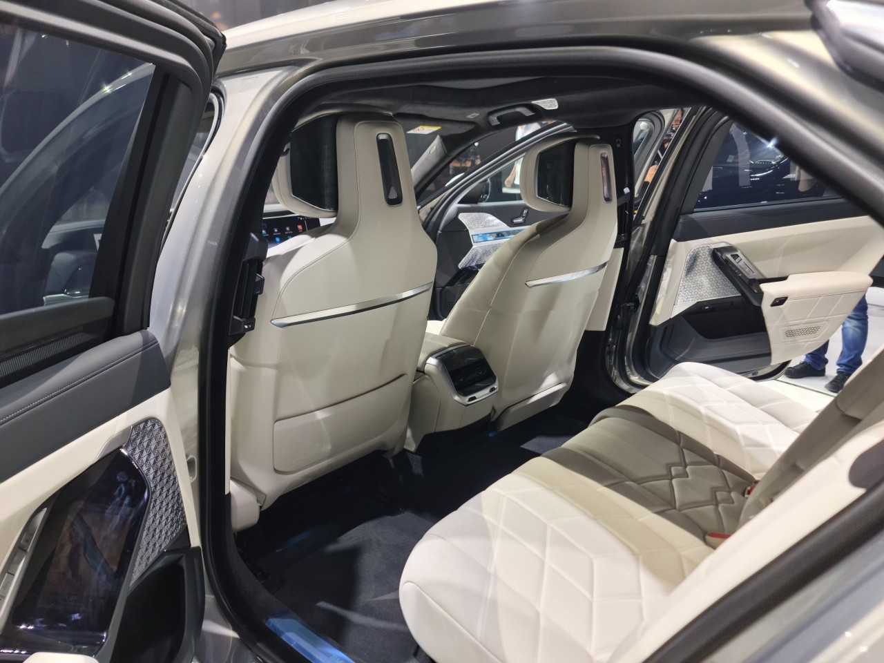 Đến lượt xe điện BMW i7 ra mắt tại Việt Nam, đối đầu trực tiếp Mercedes-Benz EQS Đến lượt xe điện BMW i7 ra mắt tại Việt Nam, đối đầu trực tiếp Mercedes-Benz EQS