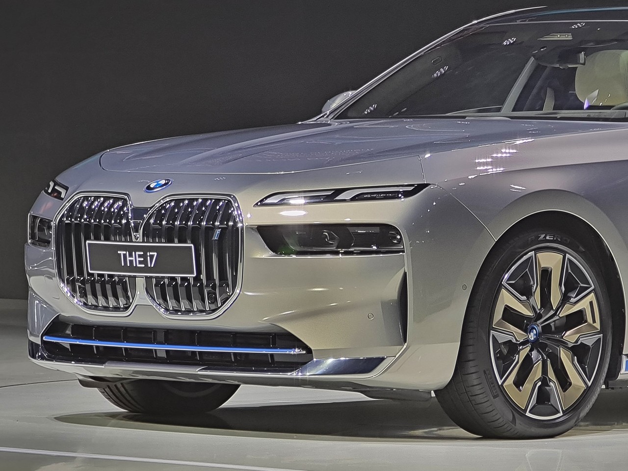 Đến lượt xe điện BMW i7 ra mắt tại Việt Nam, đối đầu trực tiếp Mercedes-Benz EQS Đến lượt xe điện BMW i7 ra mắt tại Việt Nam, đối đầu trực tiếp Mercedes-Benz EQS