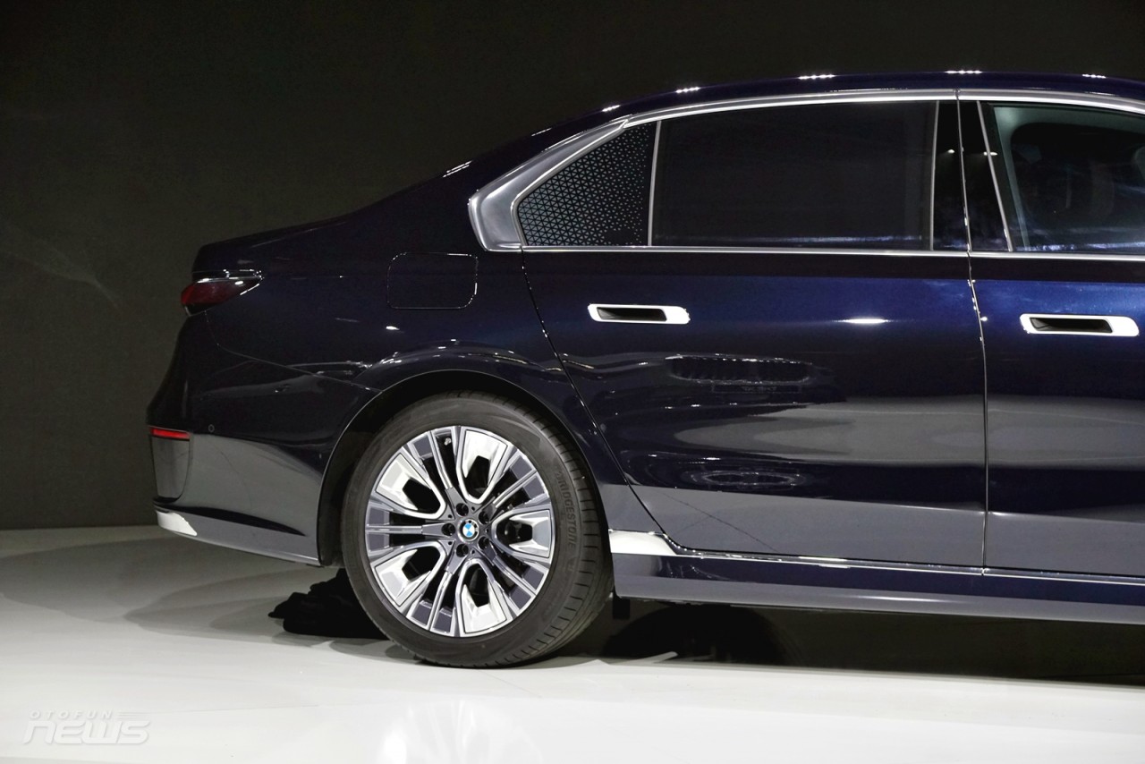 Cận cảnh BMW 7-Series 2023 giá từ 5,199 tỷ đồng tại Việt Nam