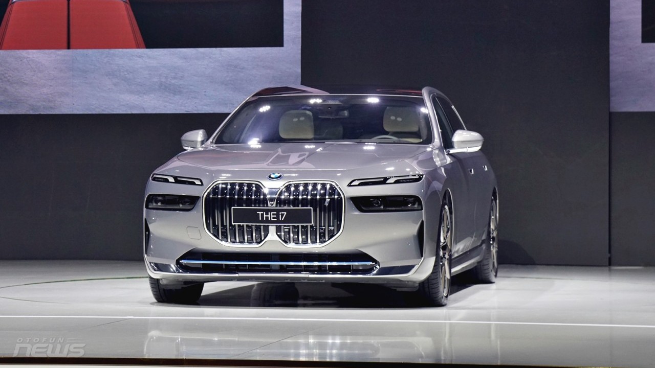 Cận cảnh xe điện hạng sang BMW i7 2023 giá 7,2 tỷ đồng tại Việt Nam