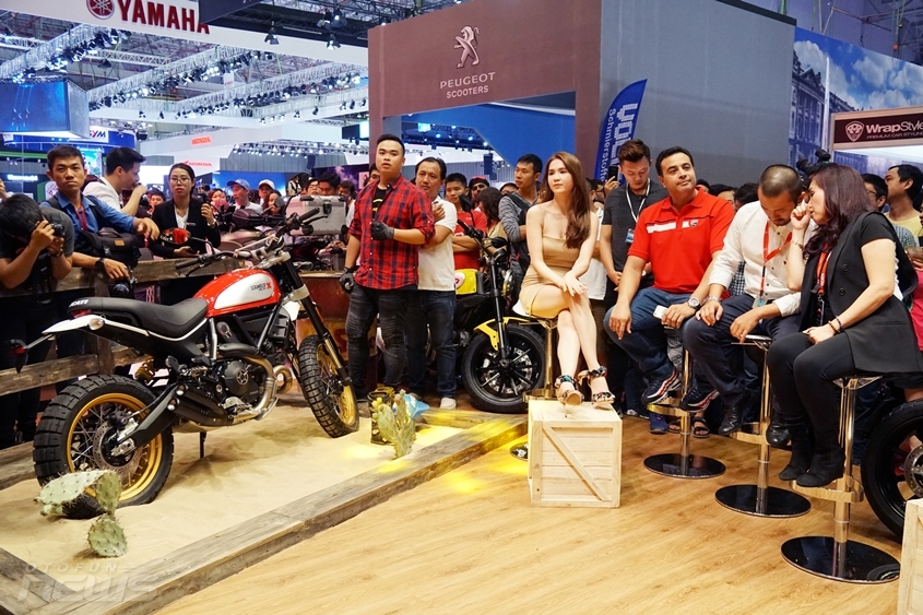 vmcs 2017 nu hoang noi y ngoc trinh goi cam ben xe ducati