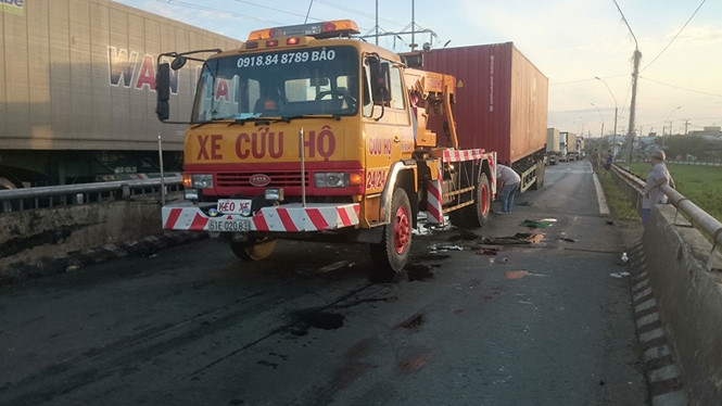 Xe đầu kéo đâm vào mũi tàu trên QL1, tài xế văng khỏi xe bất tỉnh xe dau keo dam vao mui tau tren ql1 tai xe vang khoi xe bat tinh