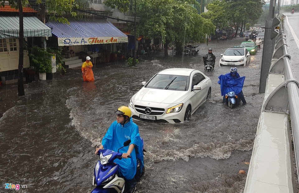tp ho chi minh nhieu tuyen duong ngap nang xe chet may hang loat