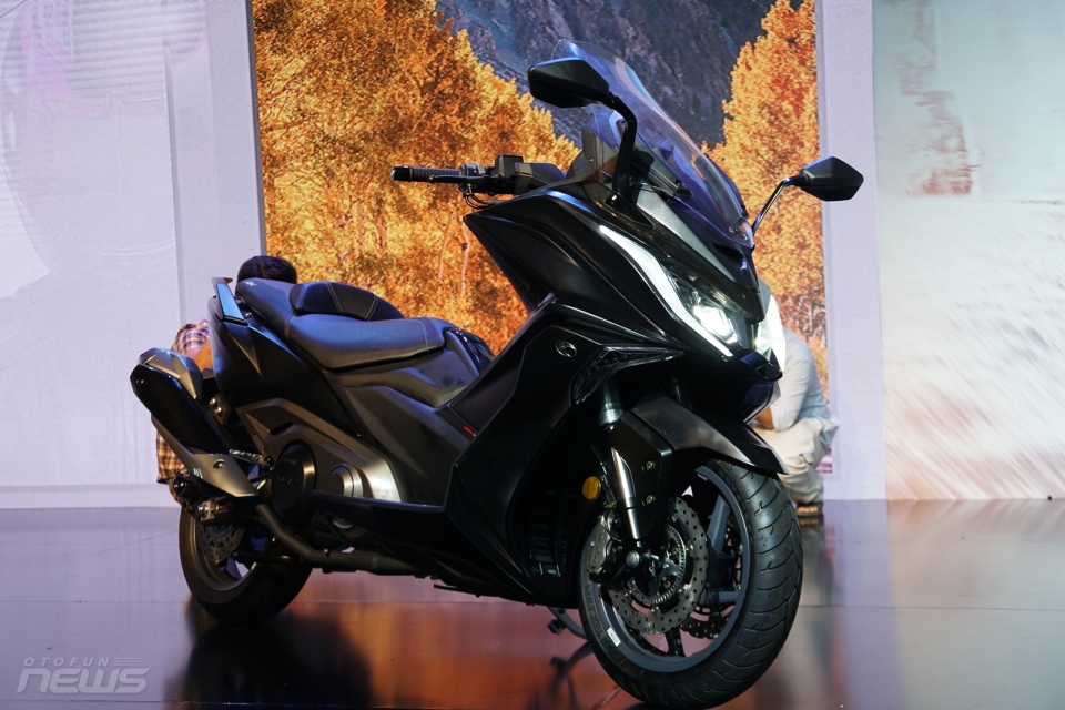 Kymco AK550 - xe tay ga cỡ lớn giá ngang với Kia Morning kymco ak550 chinh thuc co mat tai viet nam voi gia 375 trieu dong