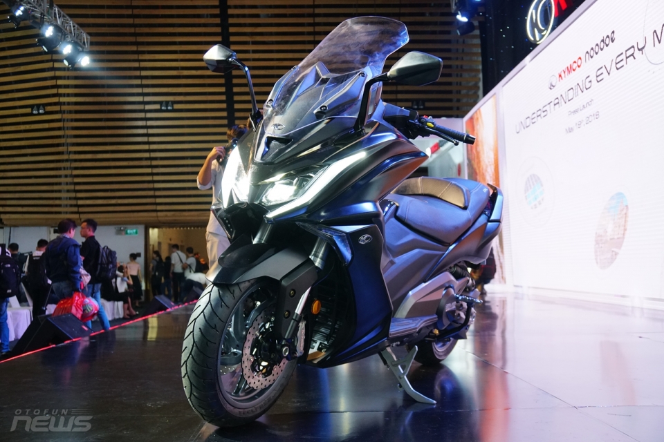 Kymco AK550 - xe tay ga cỡ lớn giá ngang với Kia Morning kymco ak550 chinh thuc co mat tai viet nam voi gia 375 trieu dong