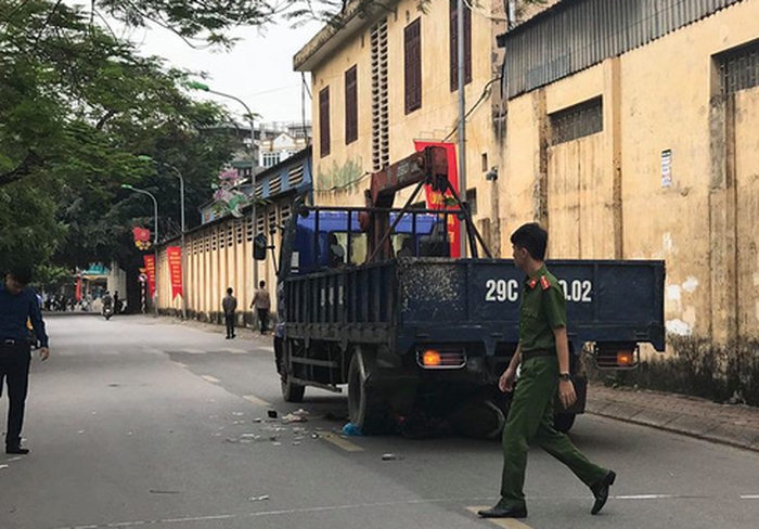 xe tai lui cuon ca gia dinh vao gam thai nhi rot ra khoi bung me