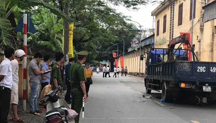 xe tai lui cuon ca gia dinh vao gam thai nhi rot ra khoi bung me