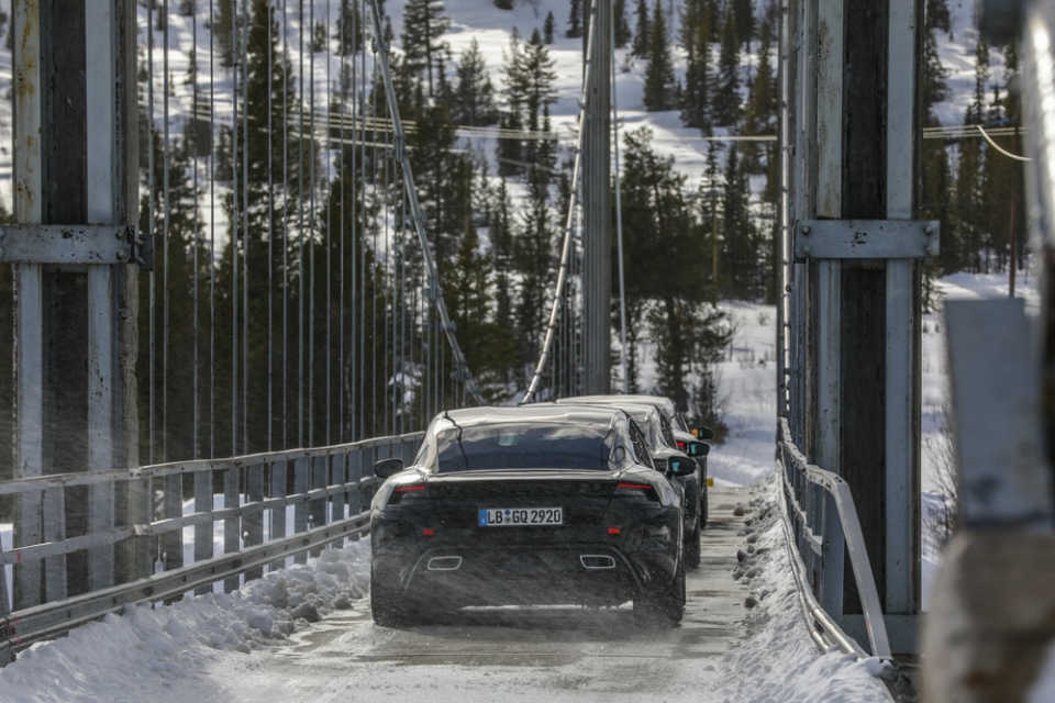 Xe điện Porsche Taycan bước vào giai đoạn thử nghiệm cuối cùng porsche taycan buoc vao giai doan thu nghiem cuoi cung