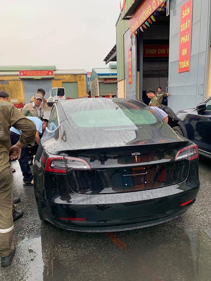 xe dien gia re tesla model 3 dau tien nhap tich viet nam