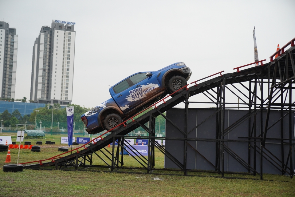 Khách hàng hào hứng trải nghiệm off-road bằng xe Ford khach hang hao hung trai nghiem off road bang xe ford