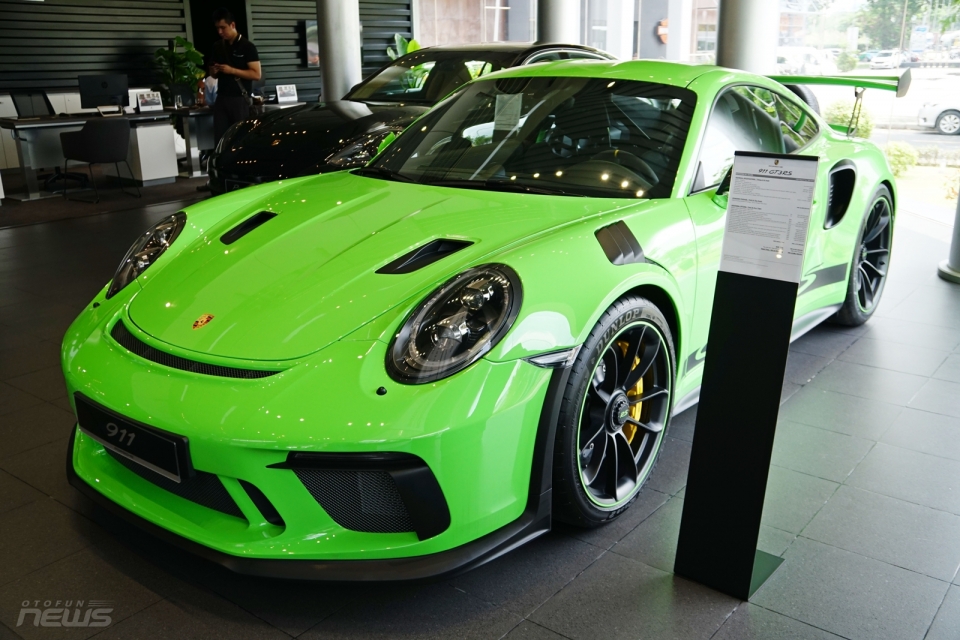 14 tỷ đồng cho siêu phẩm 'thằn lằn xanh' Porsche 911 GT3 RS 2019 14 ty dong cho sieu pham than lan xanh porsche 911 gt3 rs 2019