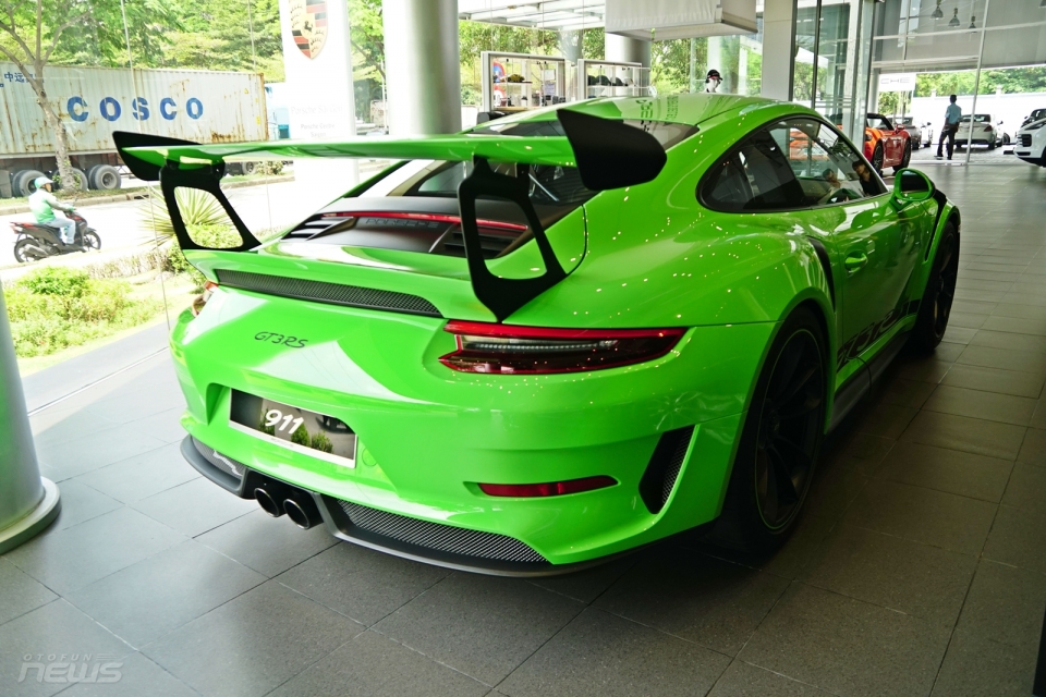 14 tỷ đồng cho siêu phẩm 'thằn lằn xanh' Porsche 911 GT3 RS 2019 14 ty dong cho sieu pham than lan xanh porsche 911 gt3 rs 2019
