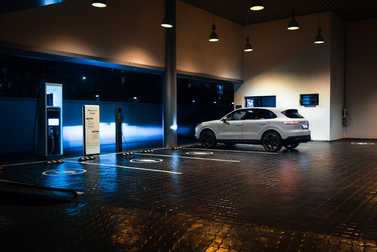 Porsche Sài Gòn giới thiệu trạm sạc nhanh dành cho xe điện porsche sai gon gioi thieu tram sac nhanh danh cho xe dien
