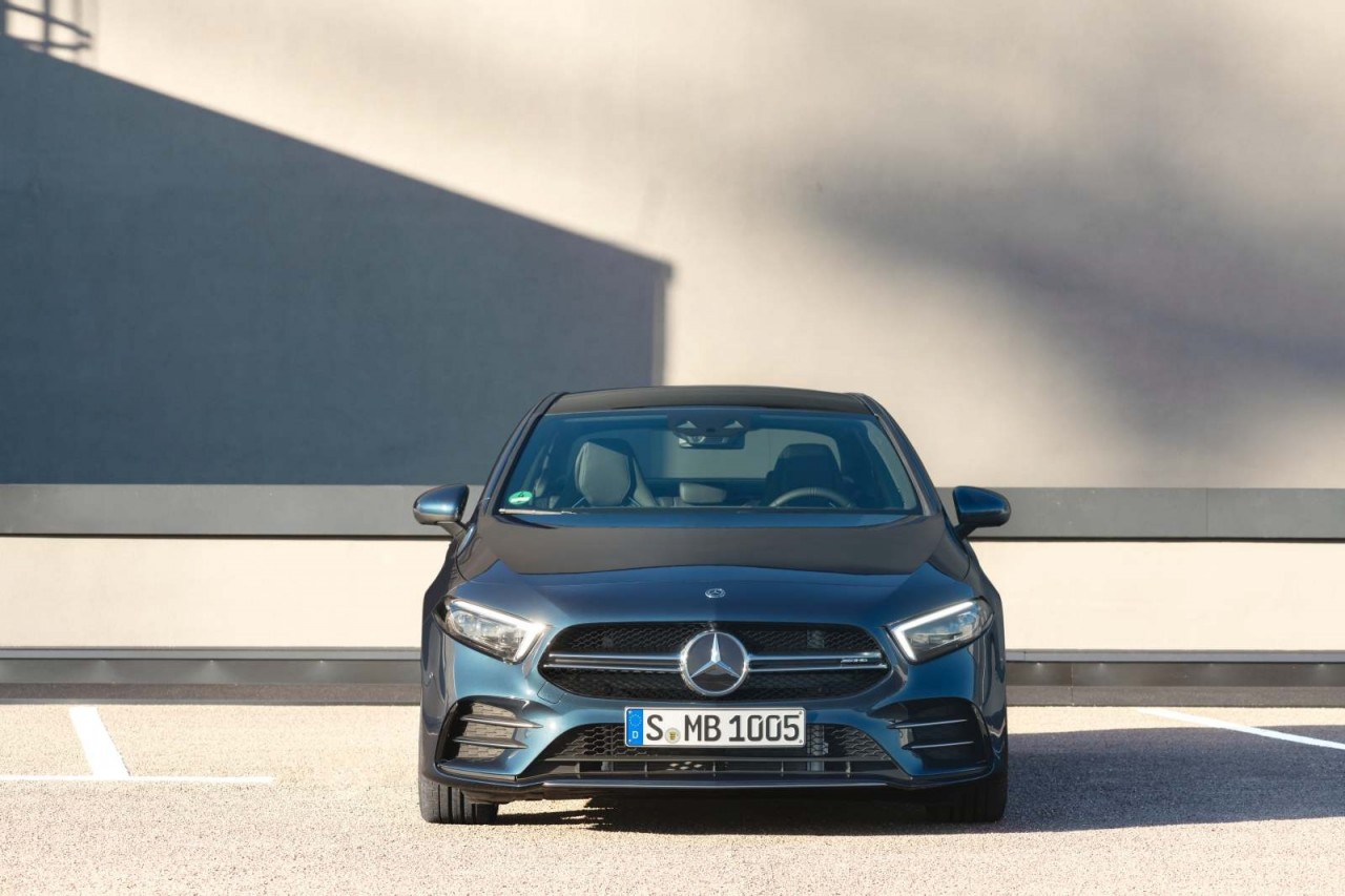 Mercedes-Benz Việt Nam ra mắt 3 xe thể thao AMG với giá từ 2,2 tỷ đồng mercedes benz viet nam ra mat 3 xe the thao amg voi gia tu 22 ty dong