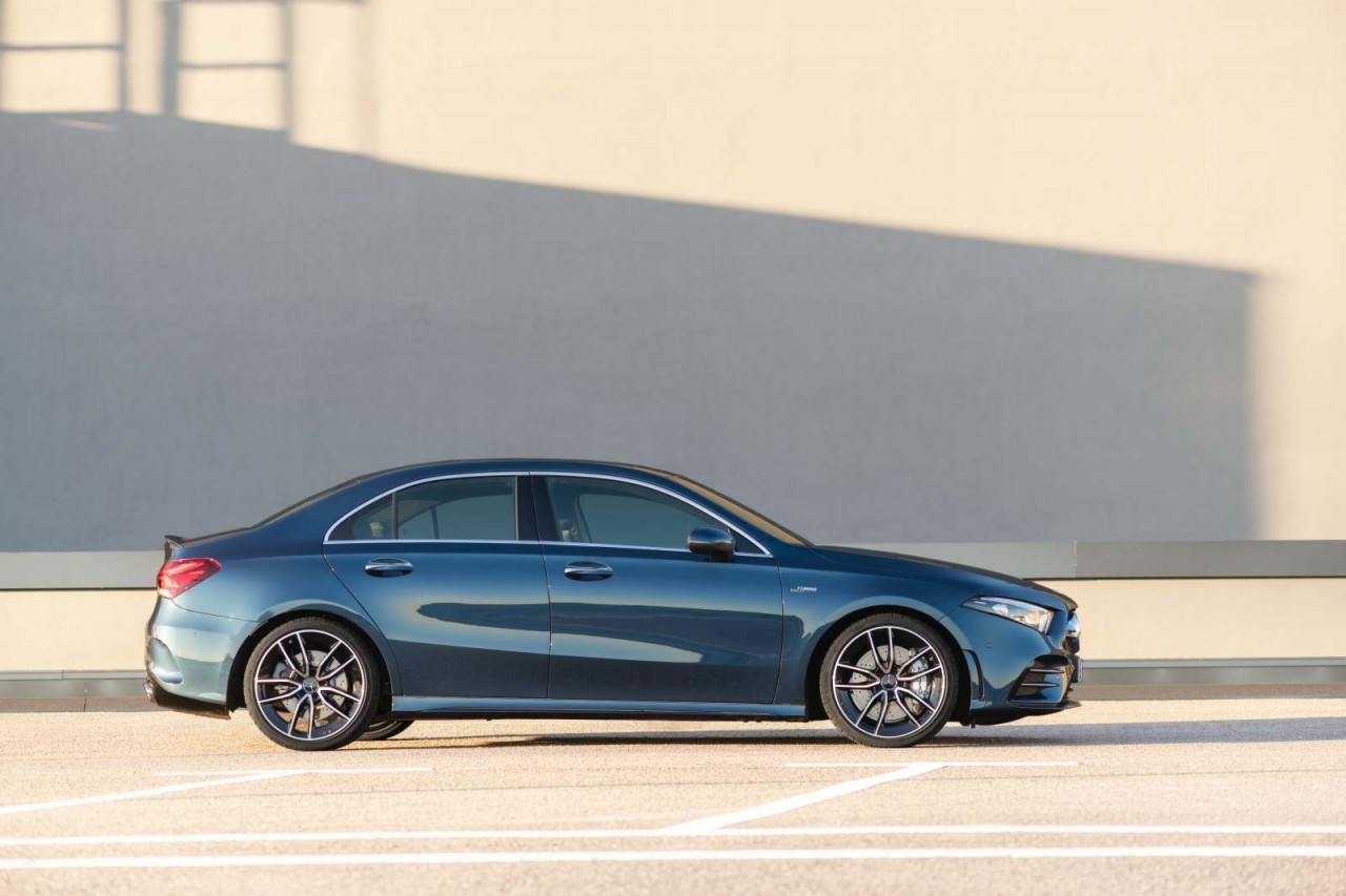 Mercedes-Benz Việt Nam ra mắt 3 xe thể thao AMG với giá từ 2,2 tỷ đồng mercedes benz viet nam ra mat 3 xe the thao amg voi gia tu 22 ty dong
