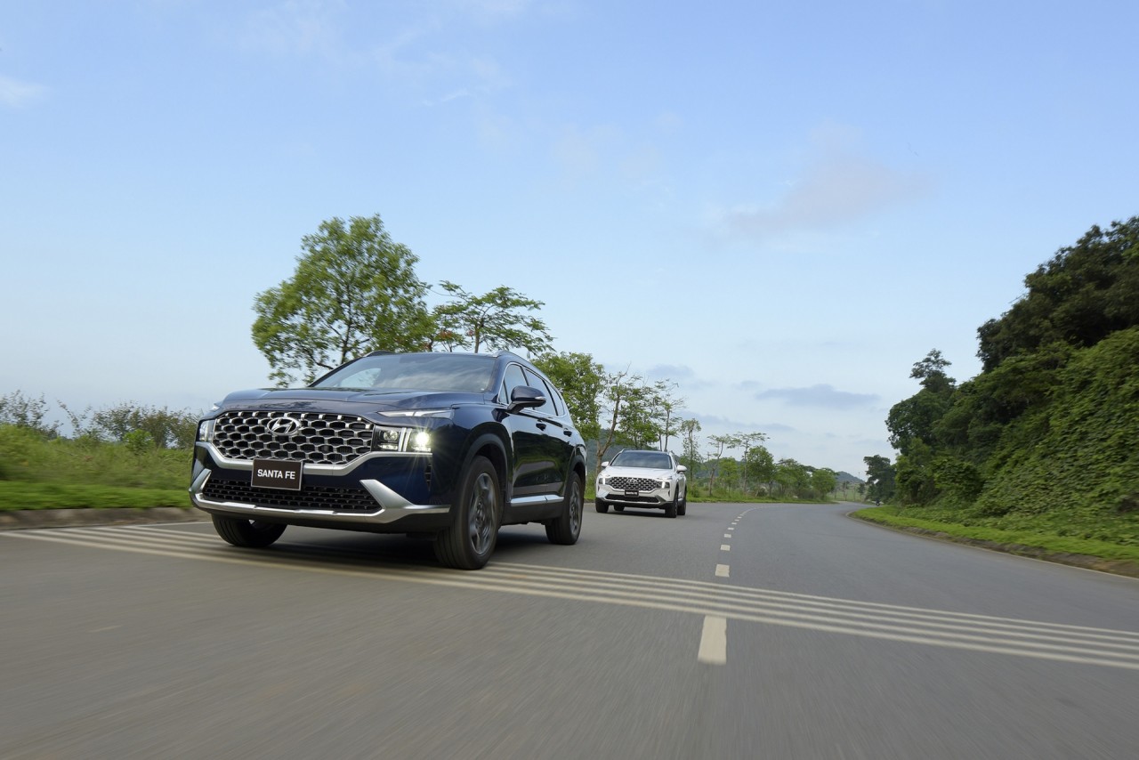 Hyundai Santa Fe 2021 ra mắt tại Việt Nam với giá 1,03 tỷ đồng Hyundai Santa Fe 2021 ra mắt tại Việt Nam với giá 1,03 tỷ đồng