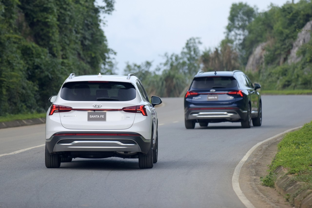 Hyundai Santa Fe 2021 ra mắt tại Việt Nam với giá 1,03 tỷ đồng Hyundai Santa Fe 2021 ra mắt tại Việt Nam với giá 1,03 tỷ đồng