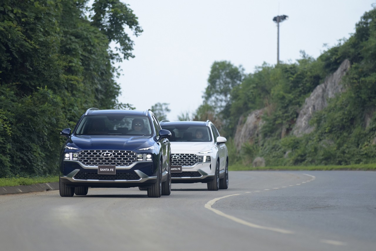 Hyundai Santa Fe 2021 ra mắt tại Việt Nam với giá 1,03 tỷ đồng Hyundai Santa Fe 2021 ra mắt tại Việt Nam với giá 1,03 tỷ đồng