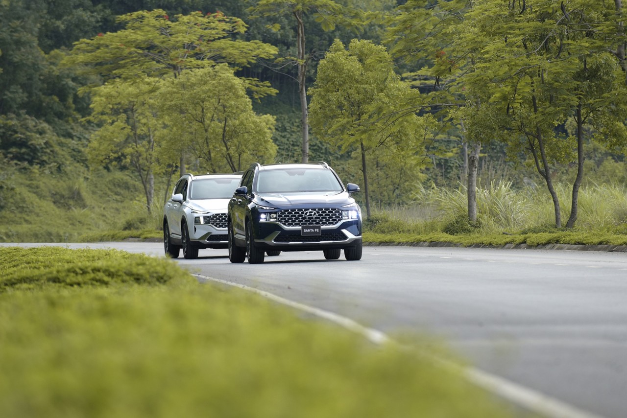 Hyundai Santa Fe 2021 ra mắt tại Việt Nam với giá 1,03 tỷ đồng Hyundai Santa Fe 2021 ra mắt tại Việt Nam với giá 1,03 tỷ đồng