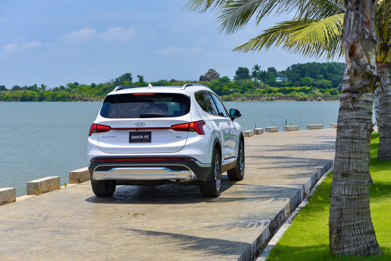 Hyundai Santa Fe 2021 ra mắt tại Việt Nam với giá 1,03 tỷ đồng Hyundai Santa Fe 2021 ra mắt tại Việt Nam với giá 1,03 tỷ đồng
