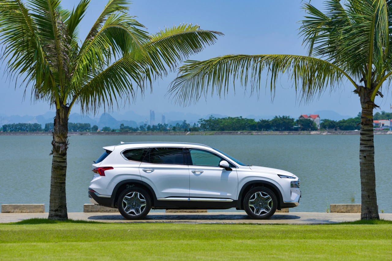 Hyundai Santa Fe 2021 ra mắt tại Việt Nam với giá 1,03 tỷ đồng Hyundai Santa Fe 2021 ra mắt tại Việt Nam với giá 1,03 tỷ đồng