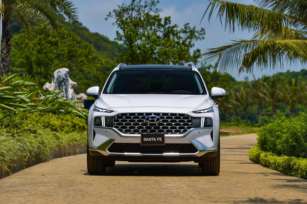 Hyundai Santa Fe 2021 ra mắt tại Việt Nam với giá 1,03 tỷ đồng Hyundai Santa Fe 2021 ra mắt tại Việt Nam với giá 1,03 tỷ đồng