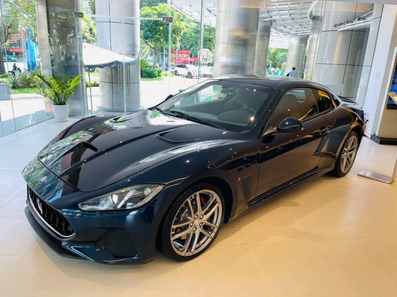 Cận cảnh Maserati GranTurismo Sport tại Việt Nam với giá 13,8 tỷ đồng Cận cảnh Maserati GranTurismo Sport tại Việt Nam với giá 13,8 tỷ đồng