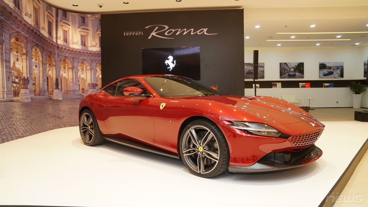 Bộ đôi siêu xe Ferrari Rome và SF90 Stradale có mặt tại Việt Nam với giá từ 21 tỷ đồng Bộ đôi siêu xe Ferrari Rome và SF90 Stradale có mặt tại Việt Nam với giá từ 21 tỷ đồng