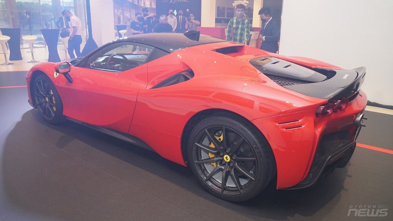 Bộ đôi siêu xe Ferrari Rome và SF90 Stradale có mặt tại Việt Nam với giá từ 21 tỷ đồng Bộ đôi siêu xe Ferrari Rome và SF90 Stradale có mặt tại Việt Nam với giá từ 21 tỷ đồng