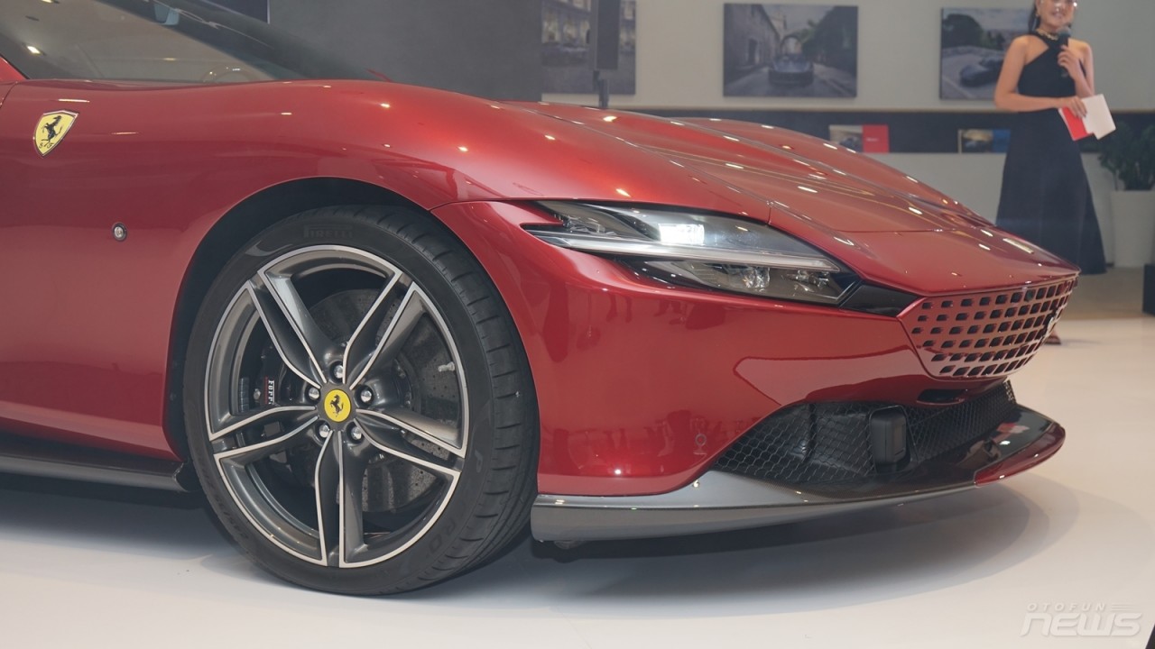 Cận cảnh Ferrari Roma giá hơn 21 tỷ đồng tại Việt Nam Cận cảnh Ferrari Roma giá hơn 21 tỷ đồng tại Việt Nam